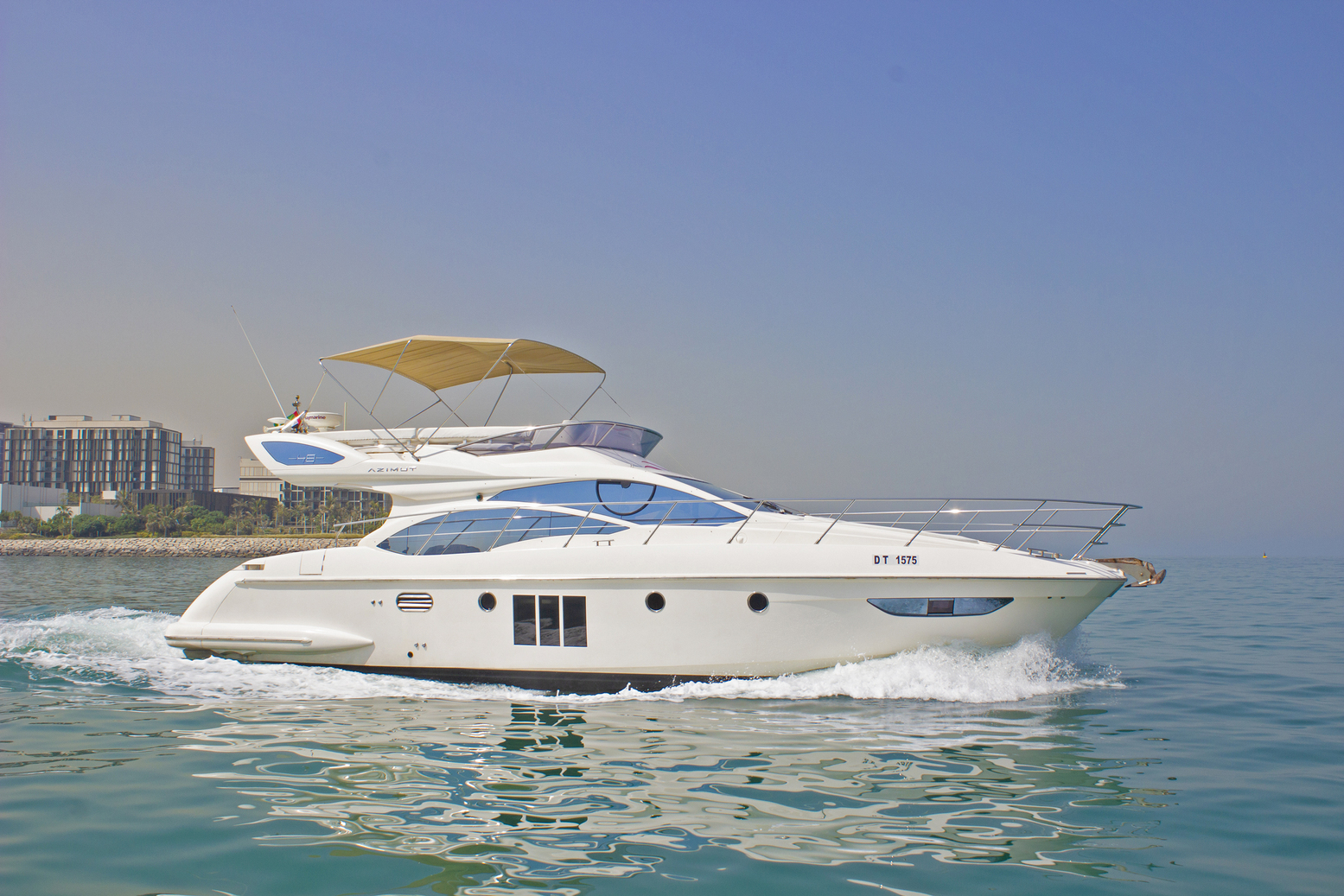 charter a yacht in Dubai