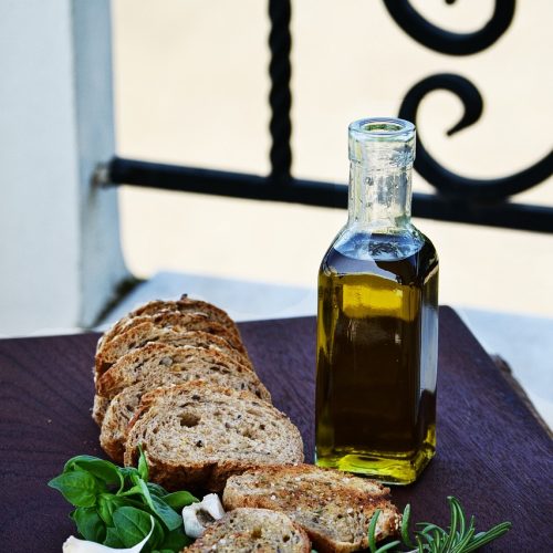 food, olive oil, garlic-1795556.jpg